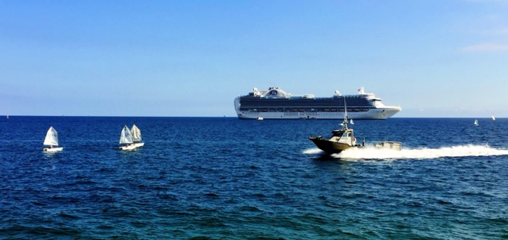 cruiseship-three-boats-motor-boat-small